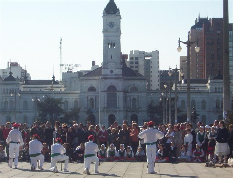 En La Plata la euskal etxea ofreció un espectáculo de bailes en la Plaza Moreno